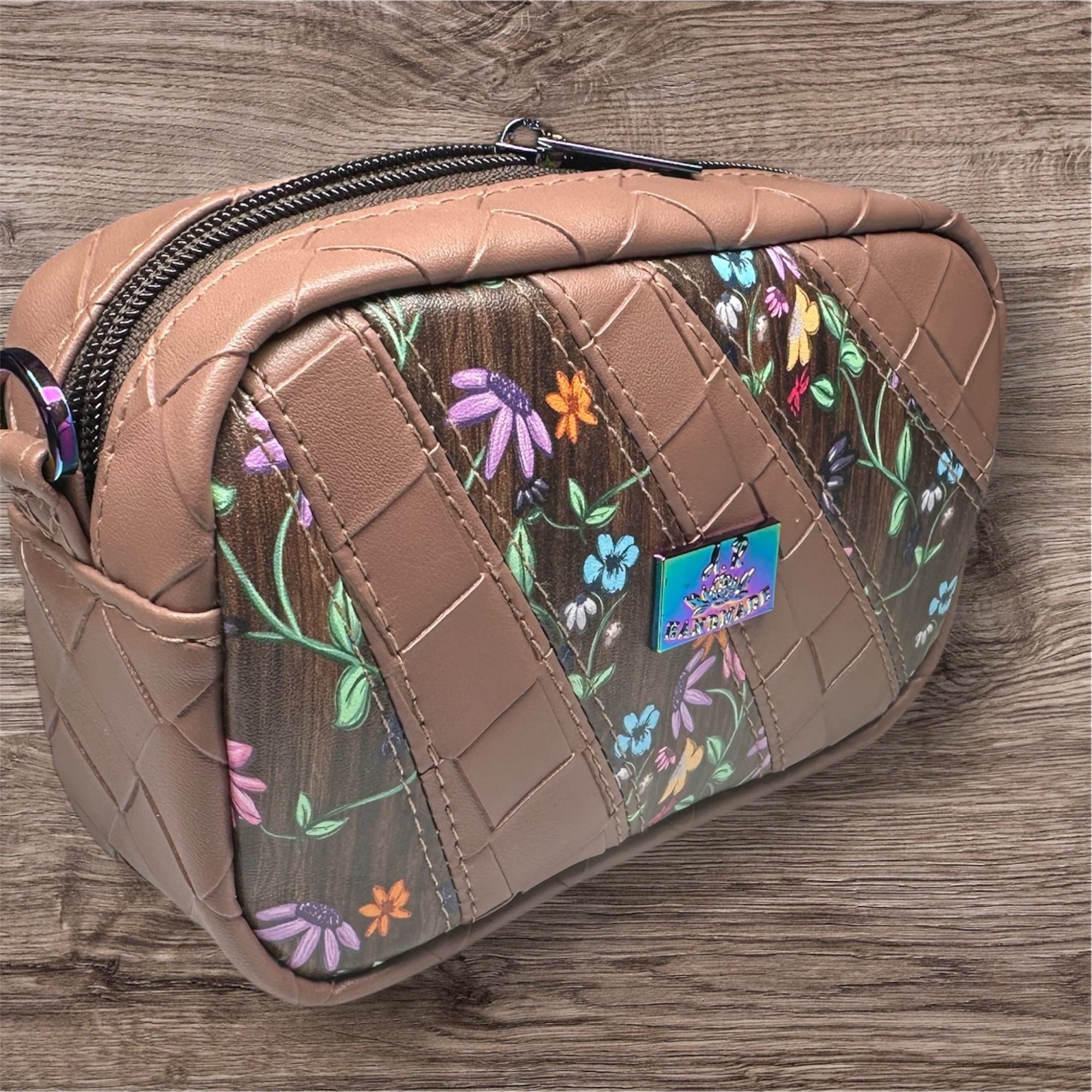 Mini Cata Crossbody bag!